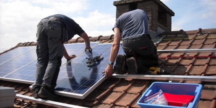 Zijn zonne-energiesystemen met de juiste kennis geborgd op hellende daken?