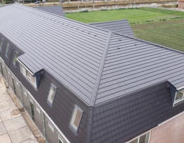 Bedrijfspand in Lijnden met vlakke dakpannen