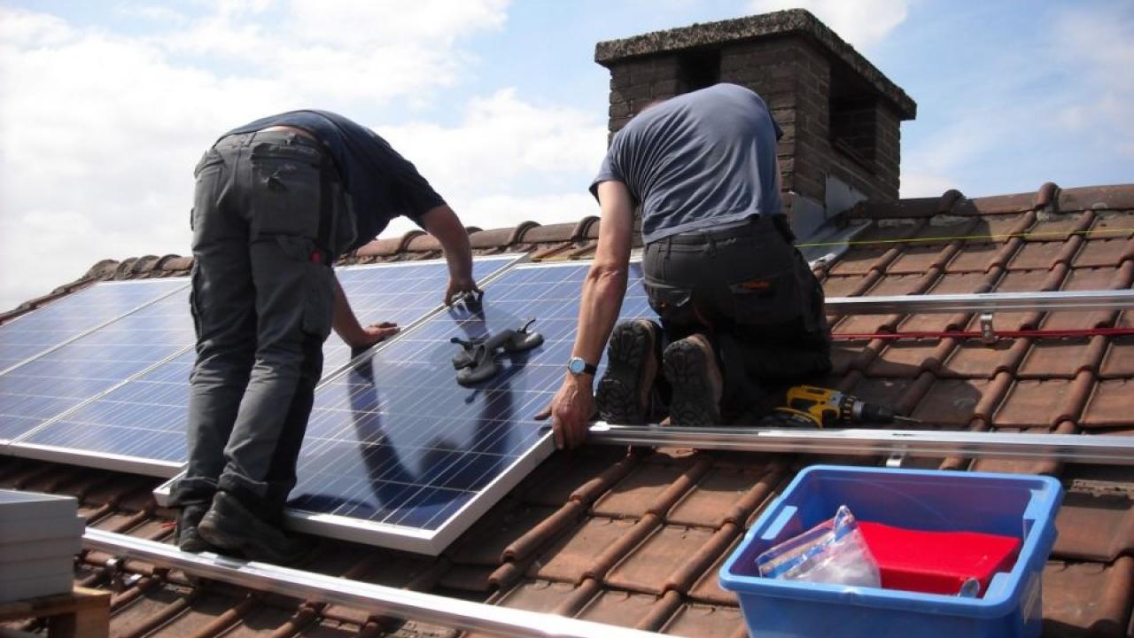 Zijn zonne-energiesystemen met de juiste kennis geborgd op hellende daken?