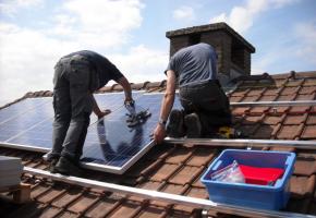 Zijn zonne-energiesystemen met de juiste kennis geborgd op hellende daken?